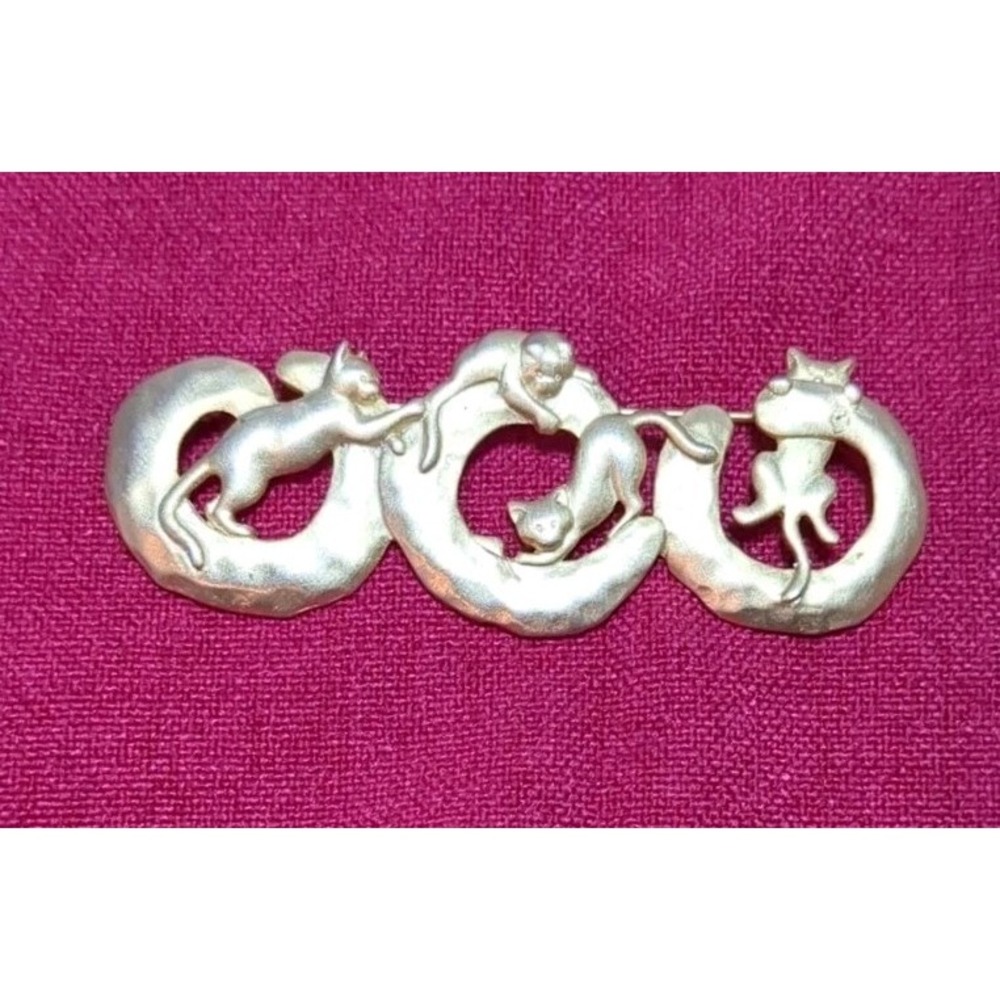 Vintage JJ Jonette Hammered Gold Tone Playful Cats Brooch‎ Pin